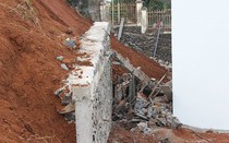 Sập tường kè chống sạt lở, 3 phụ nữ và 1 em nhỏ nhập viện