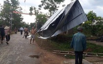 Kinh hoàng lốc xoáy tốc mái nhà dân, gãy đổ nhiều cột điện