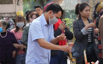 Lo sợ dịch virus Corona, người dân đeo khẩu trang dâng hương cầu bình an
