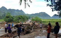 Nghệ An: Mưa lớn gây sạt lở cầu cống, hư hỏng nhà dân