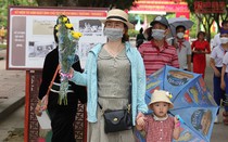 Hàng nghìn du khách mang hoa tươi đến thăm quê Bác
