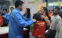 Bài 1: Nữ công nhân òa khóc khi được về quê ăn Tết bằng chuyến bay 0 đồng