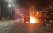 Đồng Nai: Xe giường nằm chở 23 hành khách bất ngờ bốc cháy