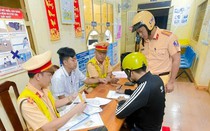 Bắt giữ nhóm đối tượng dương tính với ma túy khi điều khiển xe gắn máy