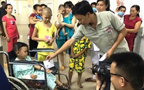 2 cháu bé sống sót trong vụ tai nạn 13 người chết xuất viện