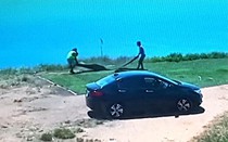 Đà Nẵng: Truy tìm 2 người đi ô tô trộm cỏ nhân tạo