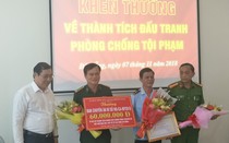 Chủ tịch TP.Đà Nẵng khen thưởng ban chuyên án bắt 8 tấn ngà voi và vảy tê tê