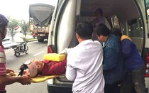Dừng xe nghe điện thoại, thanh niên suýt chết vì ô tô đâm