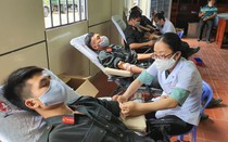 Hàng trăm cảnh sát hiến máu cứu người giữa mùa dịch Covid-19