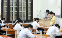 Thi tốt nghiệp THPT: Sĩ tử lo lắng bước vào môn thi đầu tiên