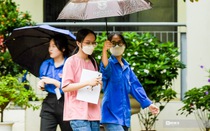 Thi tốt nghiệp THPT: Thí sinh "đội" mưa trong buổi thi đầu tiên
