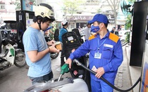 Tin vui cuối năm: Giá xăng giảm xuống thấp kỷ lục