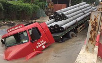 Nhiều hộ dân mất nước vì xe container lọt "hố tử thân"