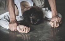 Bắt người đàn ông thờ ơ quay cảnh hai mẹ con bị cưỡng hiếp phát tán lên mạng