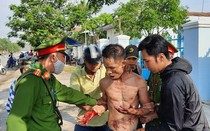 Thanh niên nghi “ngáo đá” cầm dao tự gây thương tích