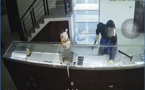 Truy tìm nam thanh niên cướp tiệm vàng trắng trợn tại Lào Cai