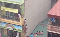 Cháy trường mầm non, người lớn trèo mái tôn, bắc thang gỗ giải cứu các cháu nhỏ