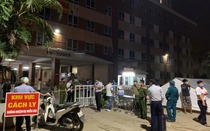 Hà Nội: Lập rào chắn khu chung cư trong đêm vì có ca nghi nhiễm Covid-19