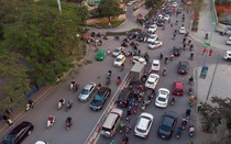 Clip: Bất chấp biển cấm, hàng loạt ô tô, xe máy quay đầu cực nguy hiểm