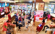 Giá vàng tăng phi mã, người dân xếp hàng chờ giao dịch
