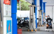 Nhiều cây xăng treo biển hết hàng trước giờ điều chỉnh giá