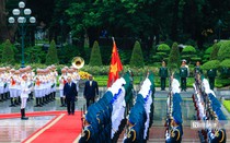 Chủ tịch nước Nguyễn Xuân Phúc chủ trì lễ đón Tổng thống Uganda