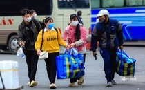 Người dân khăn gói về quê ăn Tết, không còn cảnh chen chúc nơi bến xe