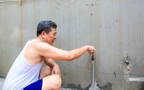 Hà Nội: Hàng nghìn người dân lao đao vì bị cắt nước sạch