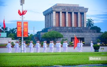 Hà Nội: Hàng nghìn người xem Lễ Chào cờ tại Quảng trường Ba Đình