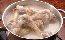 Mách bà nội trợ cách hầm xương để có nước cốt trong veo không bọt khí