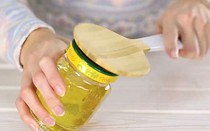 Cách mở nắp chai lọ trong tủ lạnh dễ như chia tay người yêu cũ