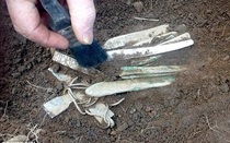 Đổi đời sau khi nhìn bình gốm vỡ