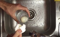 Mẹo lột vỏ trứng 2 giây thần sầu bằng cốc