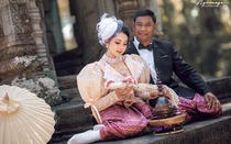 Cô dâu "hot girl" lấy chú rể vừa hoàn tục sau 45 ngày gây xôn xao