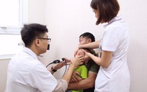 Các bác sĩ kinh ngạc khi trong mũi bé 3 tuổi có vật lạ di động