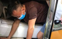 Phát hiện 3 người chui gầm xe khi nhập cảnh để trốn cách ly
