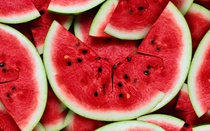 Mẹo hay giúp bạn chọn dưa hấu ngon ngọt, không cần gõ vào vỏ