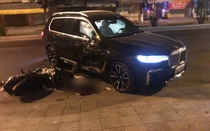 Lùi xe từ trong nhà ra đường, tài xế BMW X7 tông tử vong một thanh niên