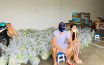 Công Vinh - Thủy Tiên giao bán rau với giá "không tưởng" nhưng ai nhận cũng thấy ấm lòng