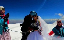 Đám cưới độc đáo trên đỉnh núi cao 6.400m