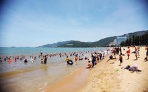 [Video] Tết Đoan Ngọ: Người dân "xứ Nẫu" bất chấp nắng nóng ra biển "xả xui"