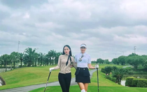 Ngôi sao Hương Giang đọ sắc với Hoa hậu Phạm Hương trên sân golf