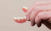 Người phụ nữ tử vong do nuốt phải răng giả lúc ngủ