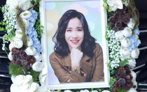 Nữ diễn viên xinh đẹp qua đời vì té trong lúc đang cho con tắm