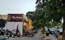 Quầy bánh Trung thu “nuốt trọn” vỉa hè, sân chung cư