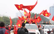 Rực rỡ sắc đỏ tại sân Mỹ Đình trước trận chung kết Việt Nam - Malaysia