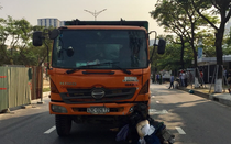 Va chạm với xe dọn rác, thanh niên chở gas tử vong tại chỗ