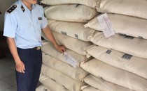 Long An: Phát hiện, tạm giữ 5 tấn đường cát nhập lậu