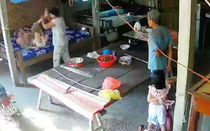 Tiền Giang: Công an vào cuộc vụ nghi con trai cùng vợ bạo hành mẹ già 88 tuổi
