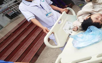 Hy hữu: Sản phụ khuyết tật đẻ non trên taxi